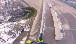 'Nín thở' xem màn đạp xe trên lan can bé xíu của vách đập cao 200 m